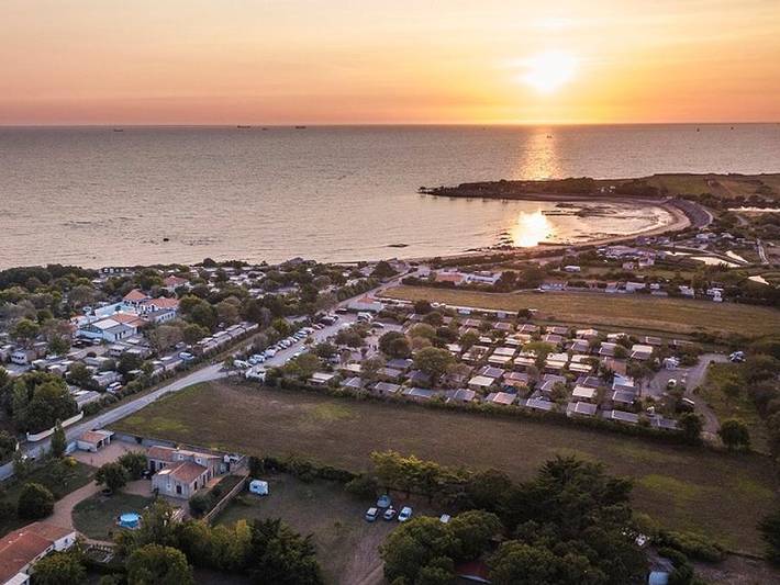 Mobil home pour 2 personnes, avec sauna et jacuzzi dans Plage De La Platerre Angoulins