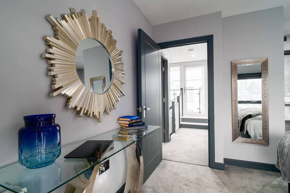 Entire apartment, Luxe 2 Bed Duplex Apt w/Balcony, 3 Bathrooms, Free Parking in Penarth, Cardiff