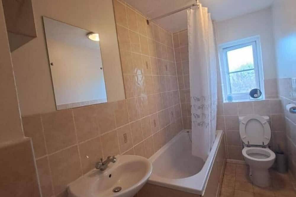 Two-bed house, Dartford. 5 min away from the train station and town centre! in Dartford, Kent