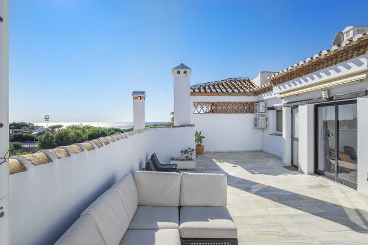 Penthouse in Calahonda Park with Outdoor Pool, Garden, Terrace, A/C & Wi-Fi in Urbanizacion Calahonda, Mijas