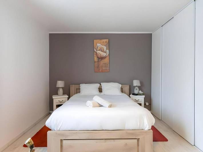 Location de vacances pour 7 personnes, avec terrasse et jacuzzi ainsi que jardin et piscine à Guécélard - 3