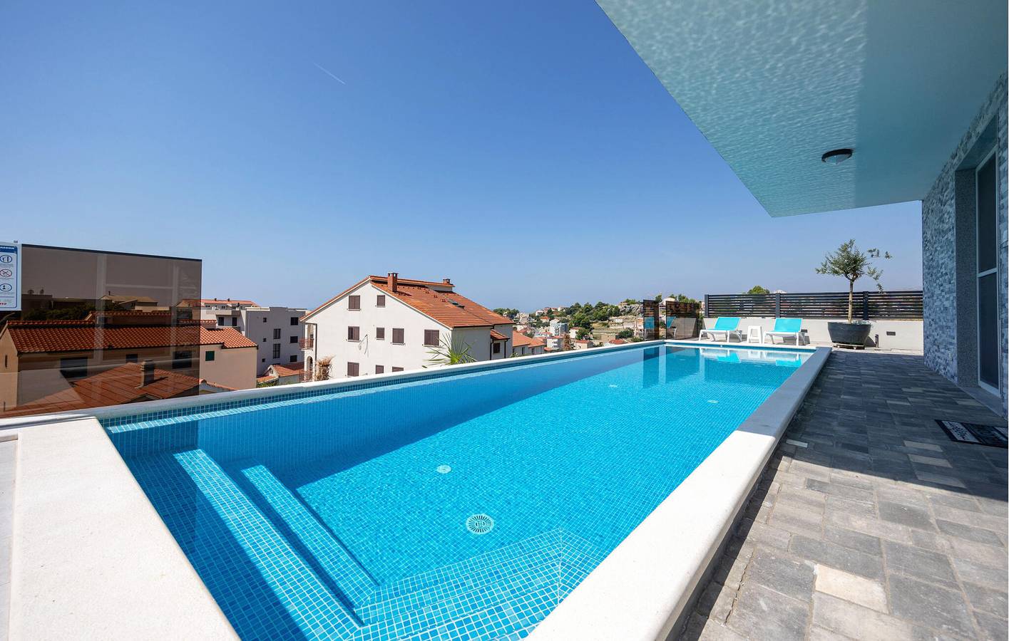 Entire holiday apartment, Charming 2-Bed Apartment with Pool, Wifi & Terrace – 500m to Beach in Grljevac (Podstrana), Podstrana