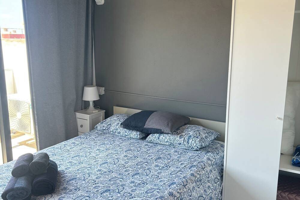 Room with private bathroom and private terrace. 3rd floor of the building in Puerto de Corralejo, La Oliva