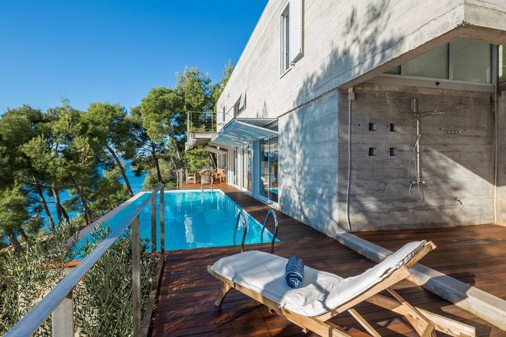 Luxus Villa Azure Bay direkt am Meer mit beheiztem Pool und Grill, ideal für Familien und Haustiere in Milna, Brac