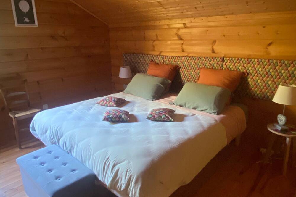 Chambre d'hôtes proche de Vichy – Chambre Luna avec piscine partagée, Wi-Fi et climatisation in Saint-Rémy-en-Rollat, Région de Vichy
