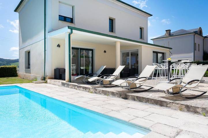 Chalet para 10 personas, con jardín además de piscina y balcón en Comarca de Santander