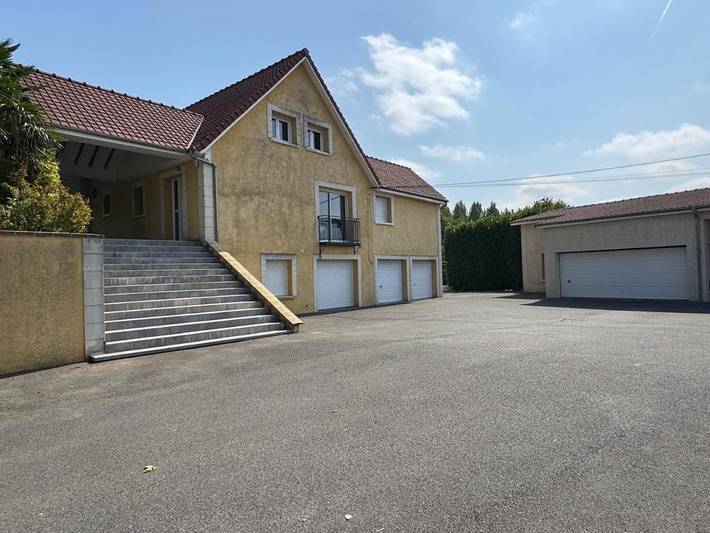 Location de vacances pour 15 personnes, avec Terrasse et Jardin ainsi que Piscine et Vue dans Pernois