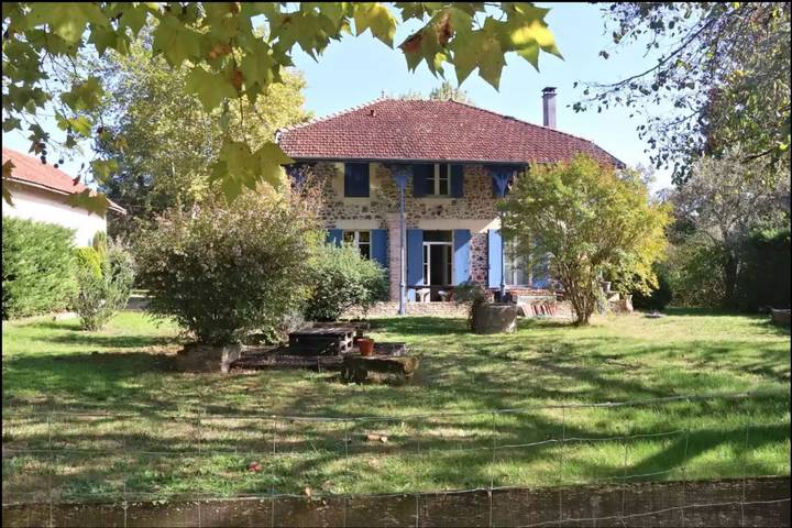 Location de vacances pour 8 personnes, avec Terrasse et Jardin à Lugos