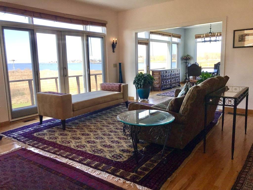 Geräumige, gehobene Unterkunft direkt neben dem Sandstrand, Blick auf das Wasser auf 3 Seiten in Guilford, Connecticut