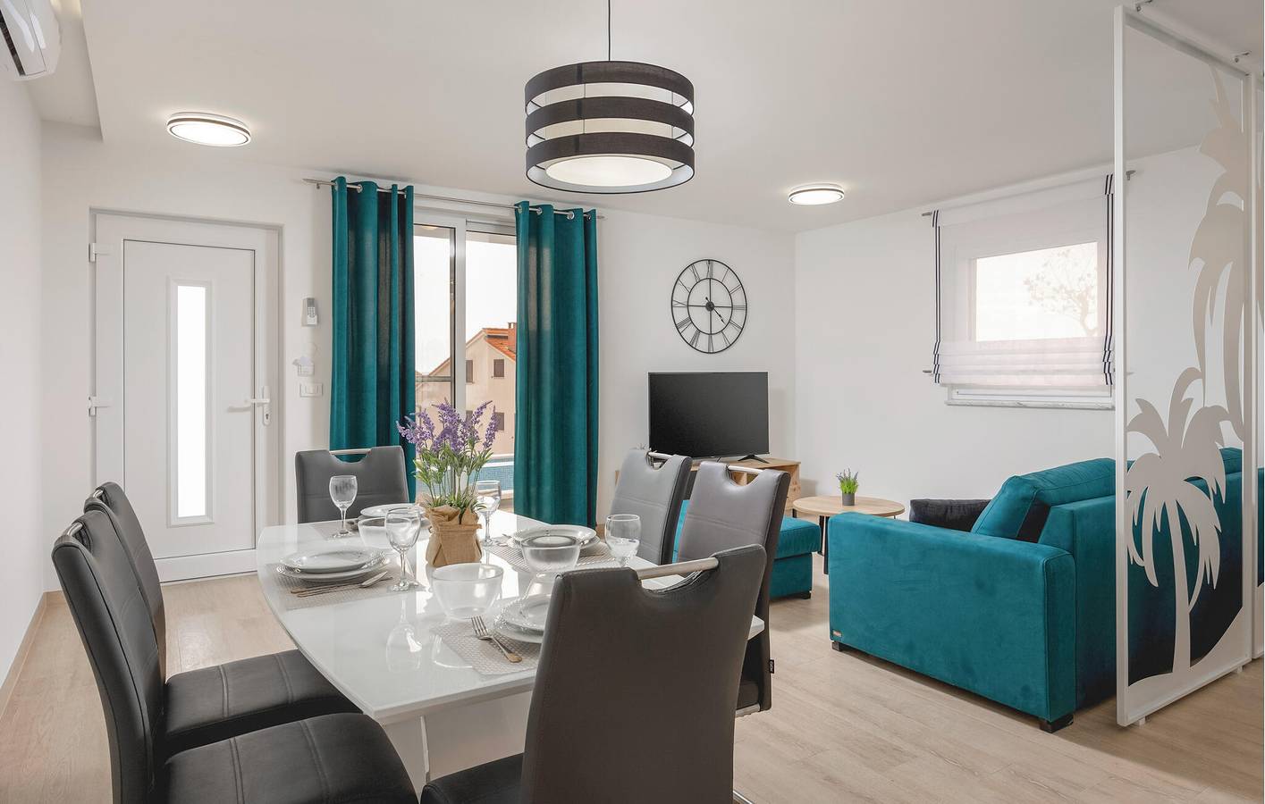 Entire holiday apartment, Charming 1-Bedroom Apt with Pool & Terrace, 500m to Beach in Grljevac (Podstrana), Podstrana