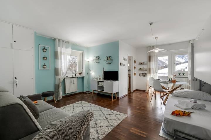 Ganze Wohnung, Studio Blue Petit with Mountain Balcony Views in Sestriere, Via Lattea