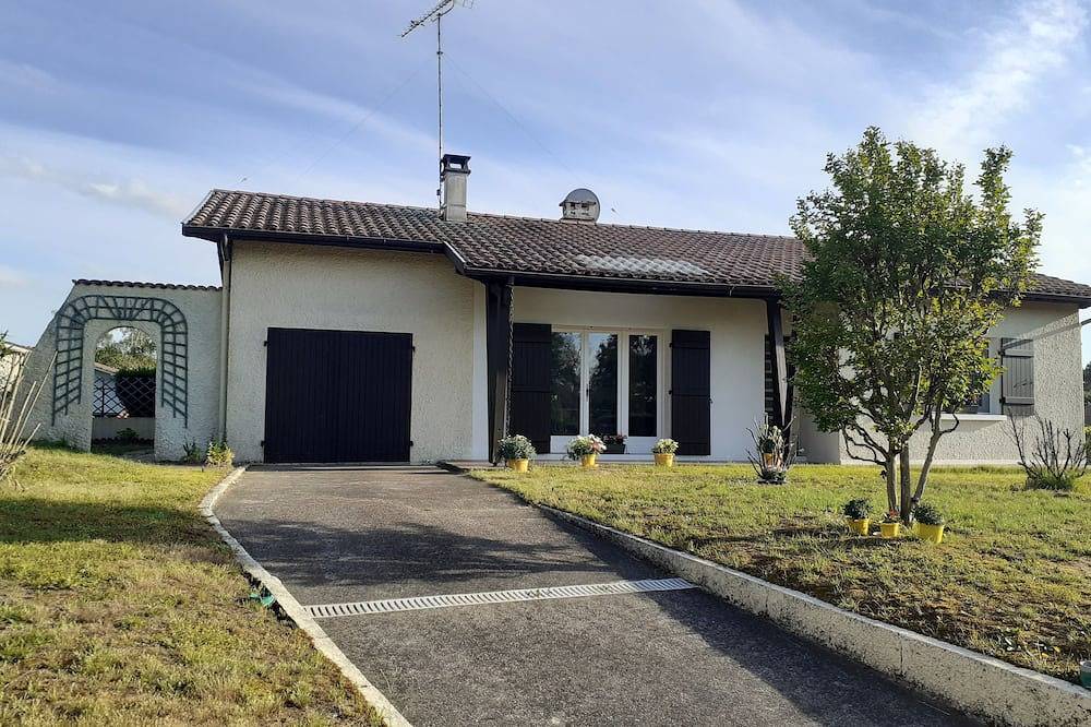 The Leon House in Ychoux, Landes