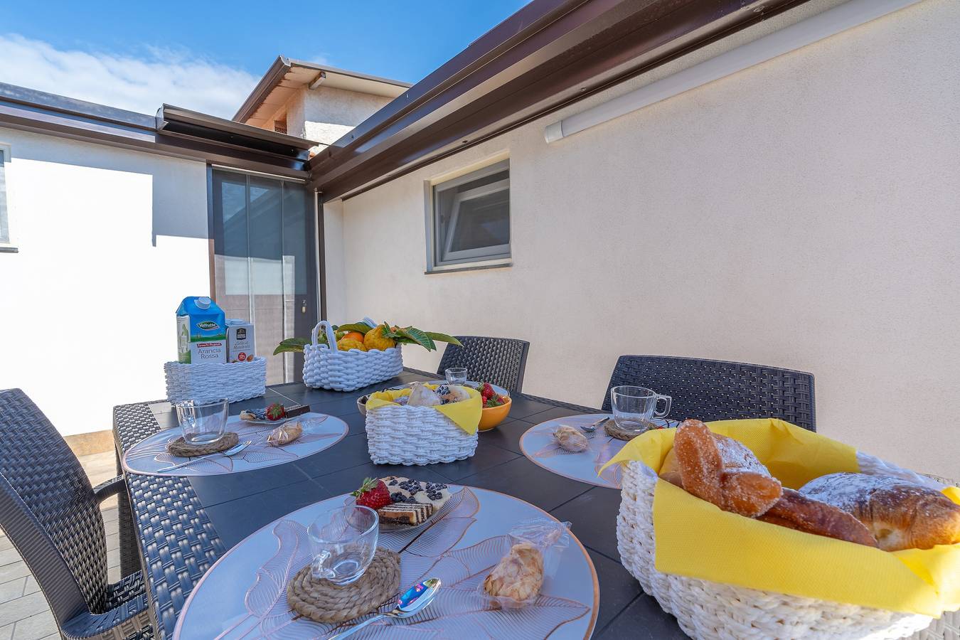 Appartamento intero, Appartamento 'Trifamiliare Garden - Sole' con Terrazza Privata, Wi-Fi e Aria Condizionata in Villaggio delle Conchiglie, Augusta (comune)