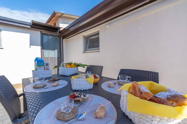 Appartamento intero, Appartamento 'Trifamiliare Garden - Sole' con Patio, tra Etna, Siracusa e Aeroporto Ct in Villaggio delle Conchiglie, Augusta (comune)