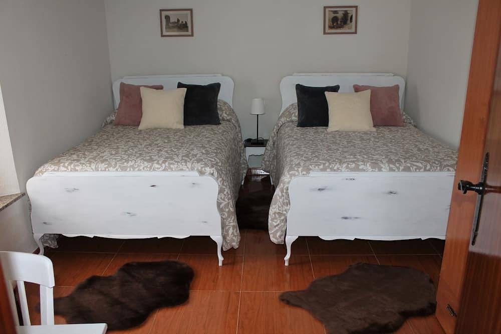 House: Valdivia's portal in Pomar de Valdivia, Montaña Palentina