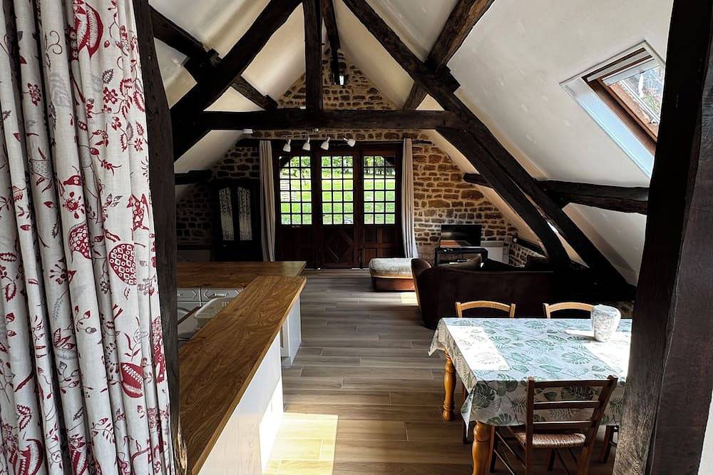 Cottage with shared swimming pool, hot tub, fishing, tennis, Uk Tv and Wi-F in Guerquesalles, Argentan region