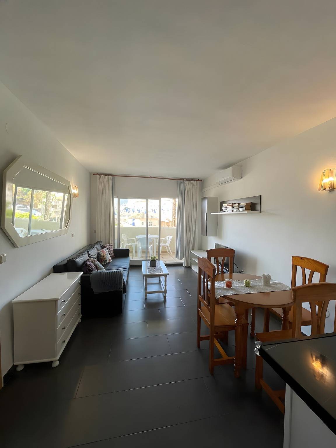 Appartement entier, Appartement 'Santi' avec piscine partagée, Wi-Fi et climatisation in Benalmádena Costa, Benalmádena