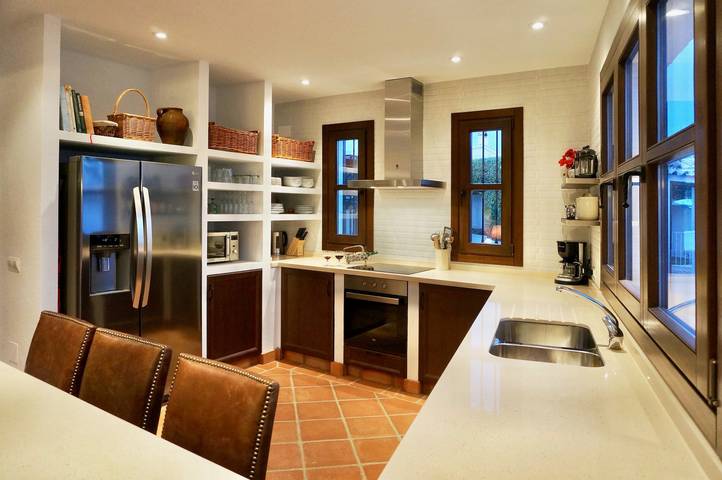 Villa 'Casa Alba' with Sea View, Wi-Fi and Air Conditioning in Playa de Burriana, Nerja