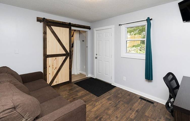 Vacation rental for 10 people, with yard and hot tub in Des Moines