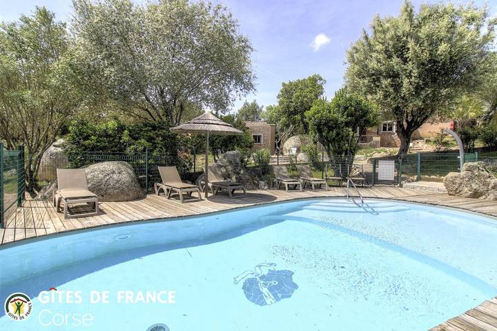 Gîte pour 5 personnes, avec Terrasse ainsi que Jardin et Piscine