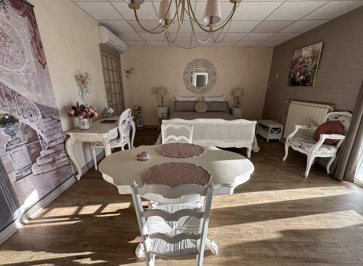 Location de vacances pour 2 personnes, avec piscine et jardin dans le Jura - 4