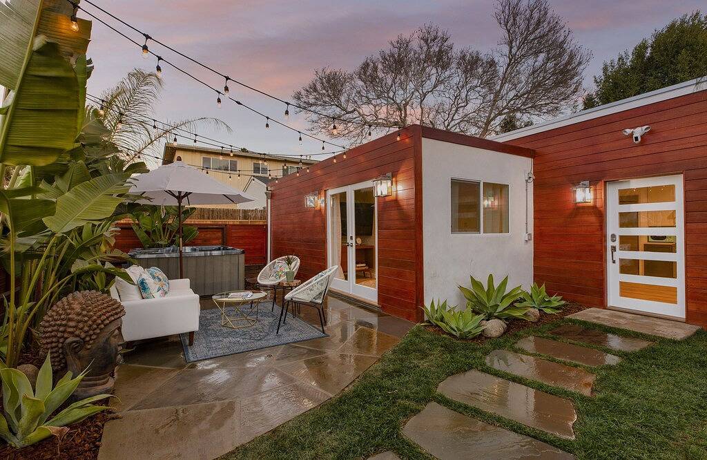 Remodeled Beach House with Spa and Sauna • 2 Blocks from Ocean • Pet Friendly in Santa Barbara, Santa Barbara County