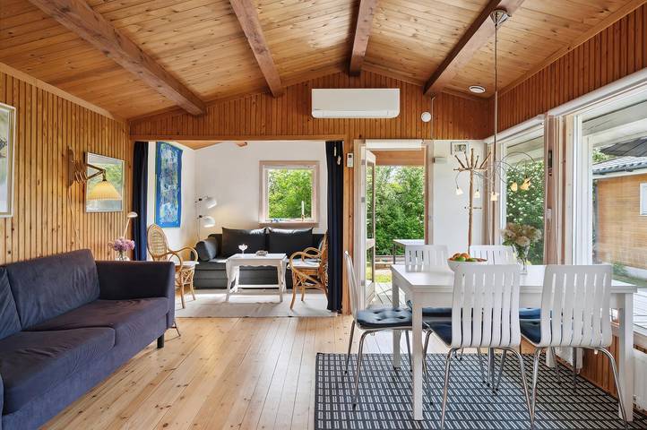 Ferieudlejning for 6 personer, med terrasse i Enø