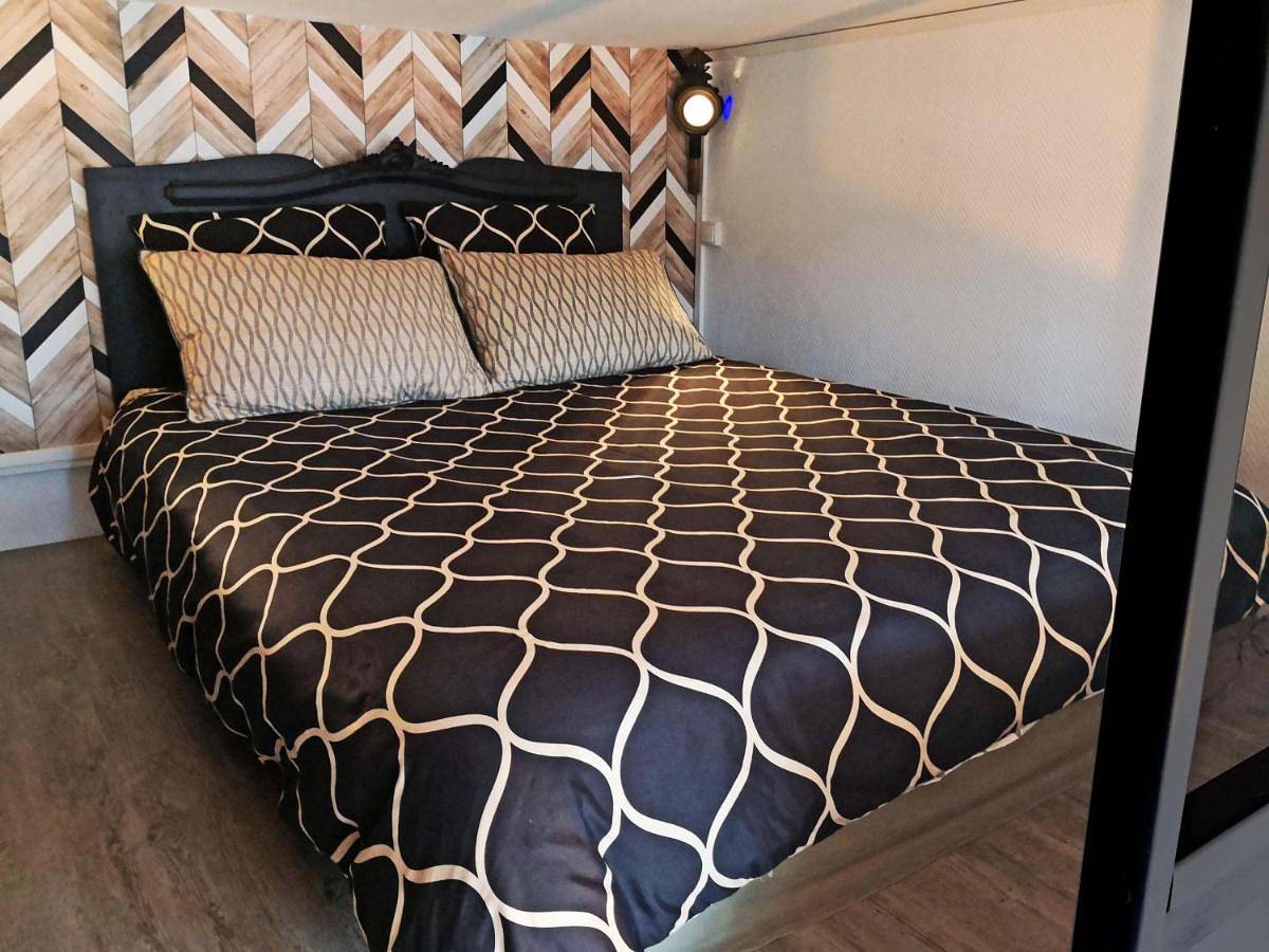 Appartement entier, L'Intimiste à Saint Lô - Atypique - Studio Duplex Privé tout équipé - Gare - Centre - Parking gratuit - Entrée autonome - Chambre en mezzanine - Wifi - Netflix - Lave-linge in Saint-Lô, Région de Saint-Lô