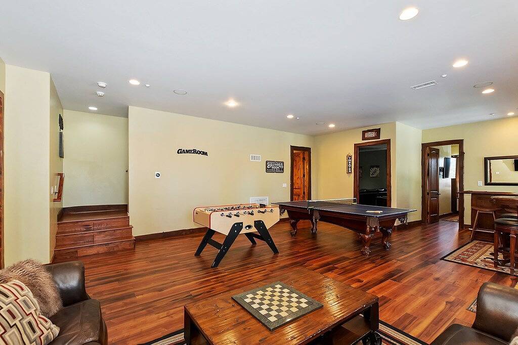 Mountain Masterpiece: High-End-Custom-Luxus-Anwesen mit Panoramablick auf den See, Spielzimmer, Spa und mehr! in Snow Summit, Big Bear Lake