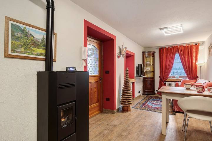 Hel lejlighed, Casa Gardenia Apartment with Mountain View, Private Terrace and Wi-Fi in Rochefort (Arvier), Comune di Arvier