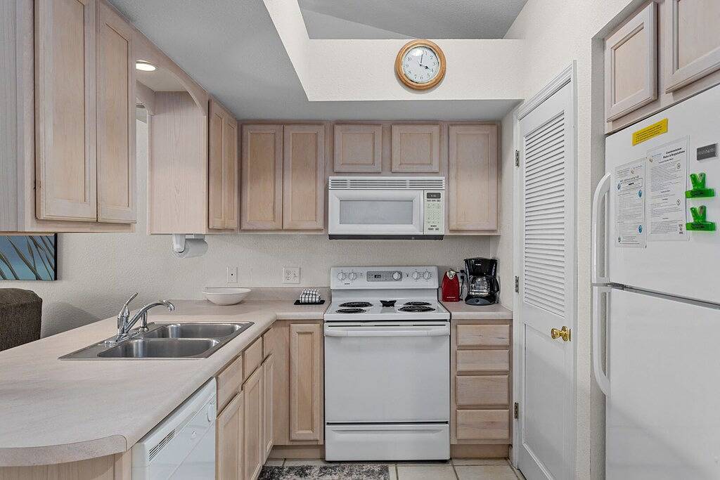 Ganze Wohnung, Lighthouse Landing 5-403 - Waterfront Condo with Screened Deck! in Lake Ozark, Lake of the Ozarks