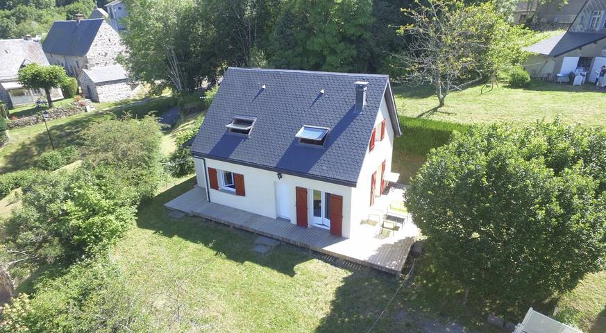 Gîte pour 9 personnes, avec jardin et terrasse, animaux acceptés dans le Puy-de-Dôme - 3