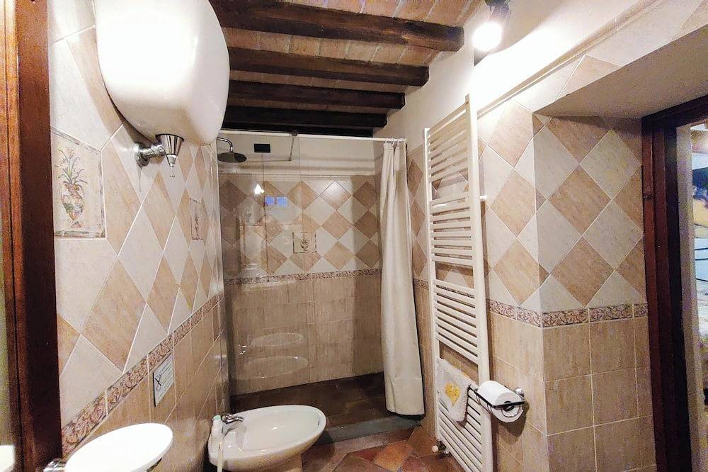Entire apartment, Large country apartment in Cortona 1bed1bath with shared pool & gorgeous gardens in Scanizza, Umbria