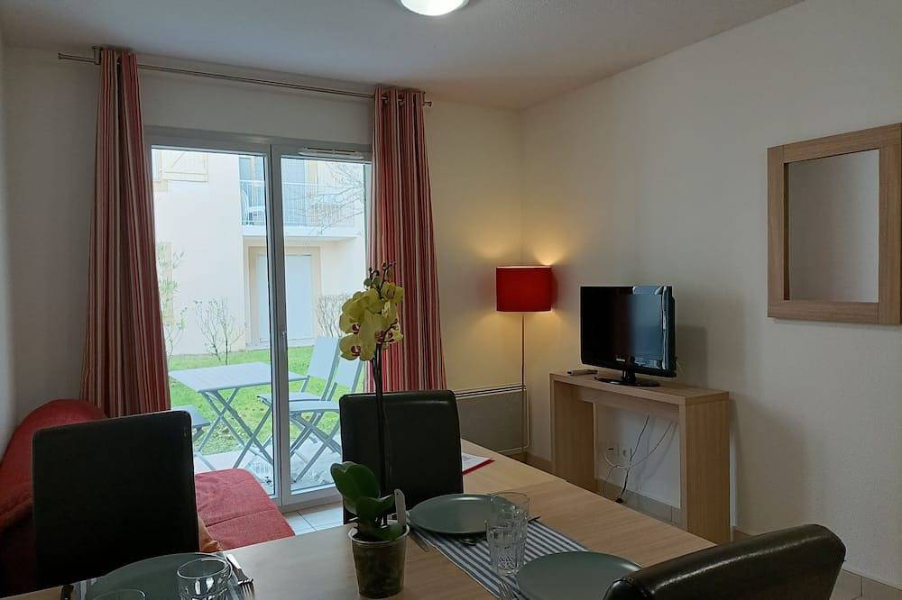 Entire apartment, T2 Avec Jardinet Dans Résidence Avec Piscine E99 in Salies-de-Béarn, Béarn