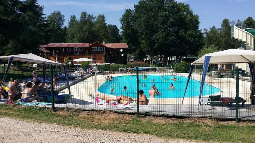 Camping pour 4 personnes, avec Terrasse ainsi que Piscine et Vue