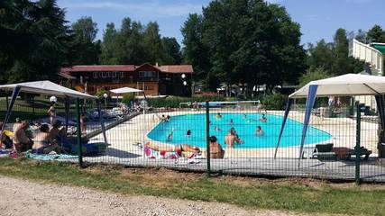Gîte pour 4 personnes, avec piscine ainsi que terrasse et vue à Granges-sur-Vologne