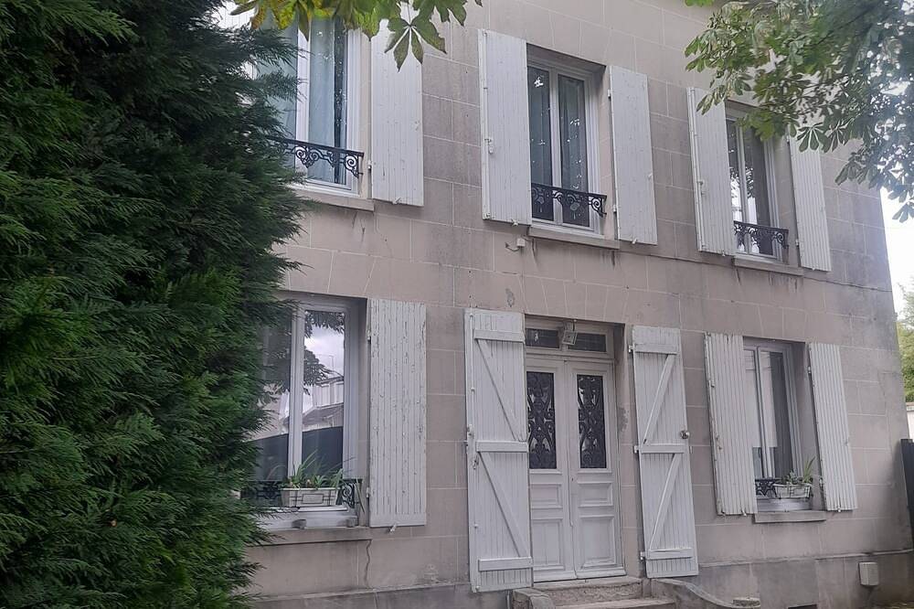 Exchange, proximity, independence.  in Saint-Maur-des-Fossés, Valle del Marne