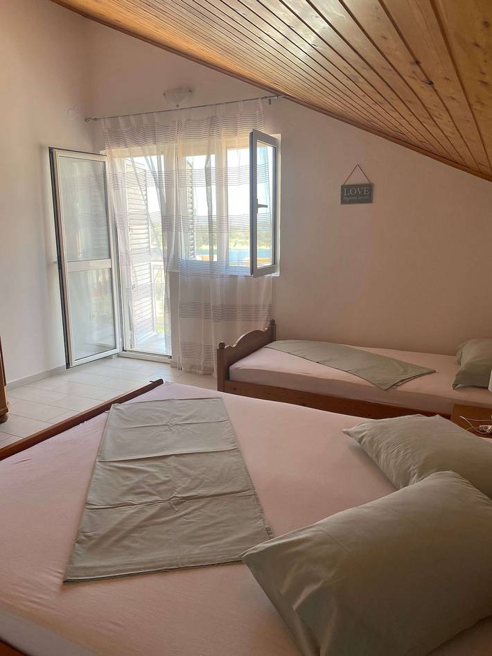Ganze Wohnung, 1-Zimmer-Ferienwohnung mit Balkon und Meerblick Preko, Ugljan A-23327-a in Plaža Jaz, Poljana