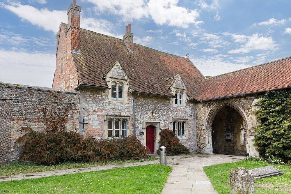 Cloisters Cottage -  a cottage that sleeps 6 guests  in 3 bedrooms in Chichester, West Sussex