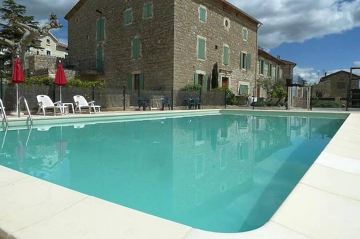 Gîte pour 6 personnes, avec terrasse et piscine à Canaules-et-Argentières