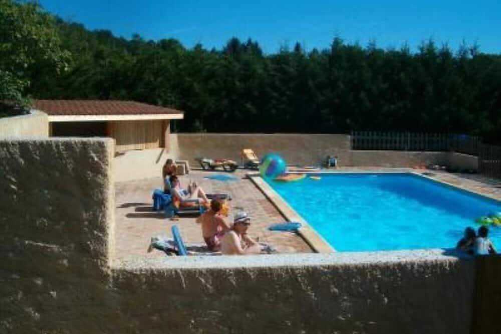 Chalet Gythion ou Varkisa pour 4 à 6 personnes, avec piscine. in Puy-l'Évêque, Quercy