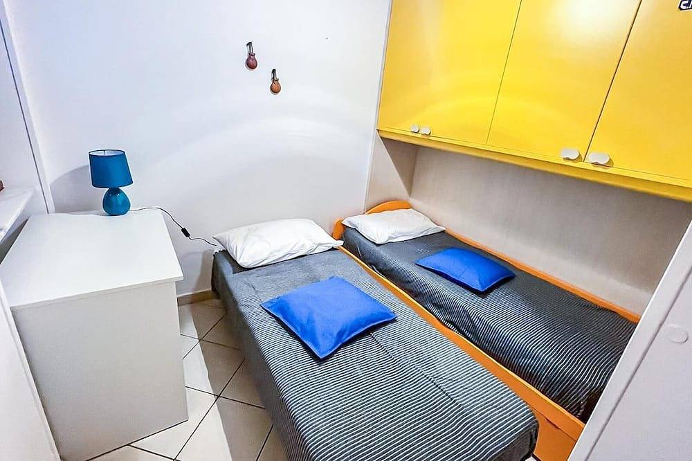 Appartamento intero, Bright & Modern Family Apartment Near the Beach – Sleeps 6 in Ostia, Roma