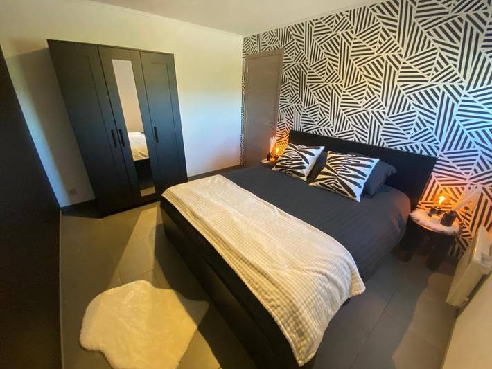 Gîte pour 4 personnes, avec terrasse et piscine ainsi que vue et jardin à Florennes