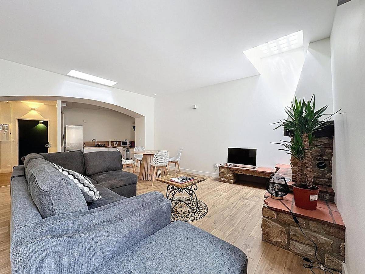 Appartement entier, Immeuble complet climatisé, 24 couchages, centre ville, proche A75 in Coudes, Région de Besse-et-Saint-Anastaise