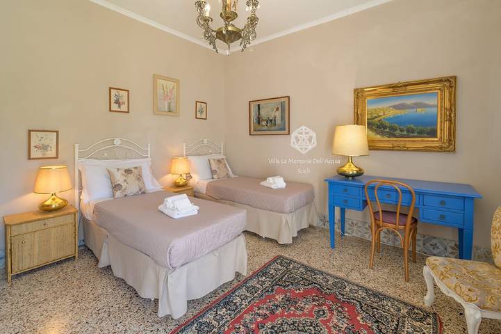 Villa per gruppi, accesso privato alla spiaggia, grande giardino ed area giochi. in Lido Spinasanta, Scicli