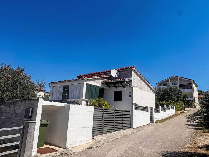 Ferienhaus für 6 Personen, mit Balkon und Terrasse sowie Garten in Pakostane