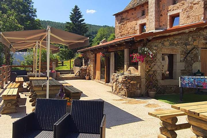 Location de vacances pour 4 personnes, avec vue ainsi que piscine et jardin à Chirac - 3