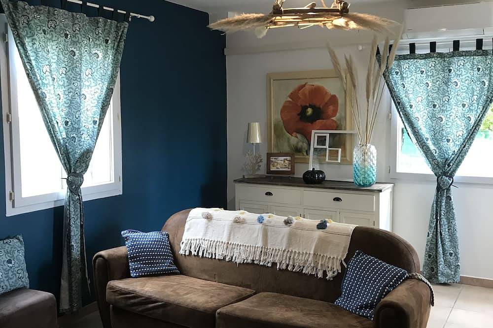 2-bedroom air-conditioned house with Jacuzzi, 5-minute walk from the beach. in Salavas, Ardèche