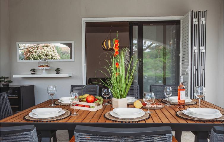 Geräumige 2-Zimmer-Wohnung mit Pool, WLAN, Küche und Parkplatz in Zadar Stadt, Zadar (Kommun)