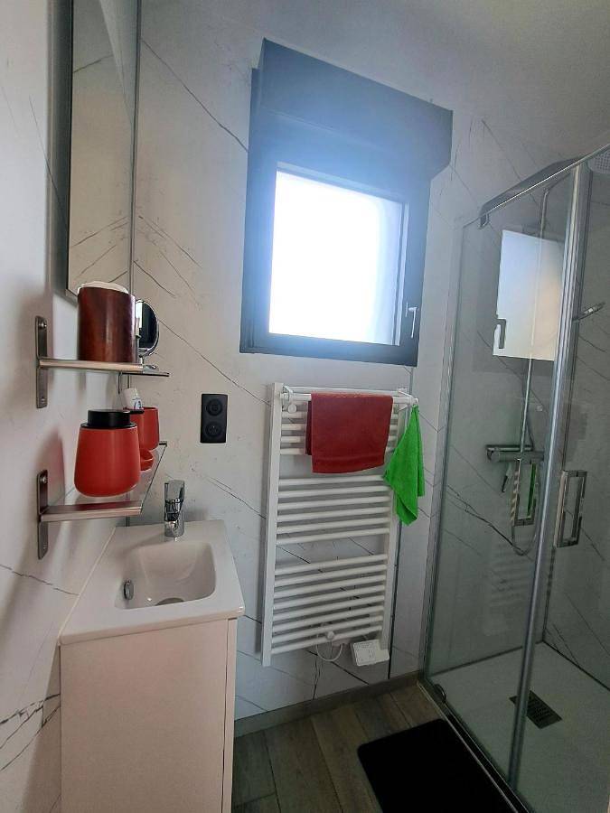 Chambre avec salle de bain privative et borne de recharge électrique T2 in Tourville-sur-Arques, Région de Dieppe